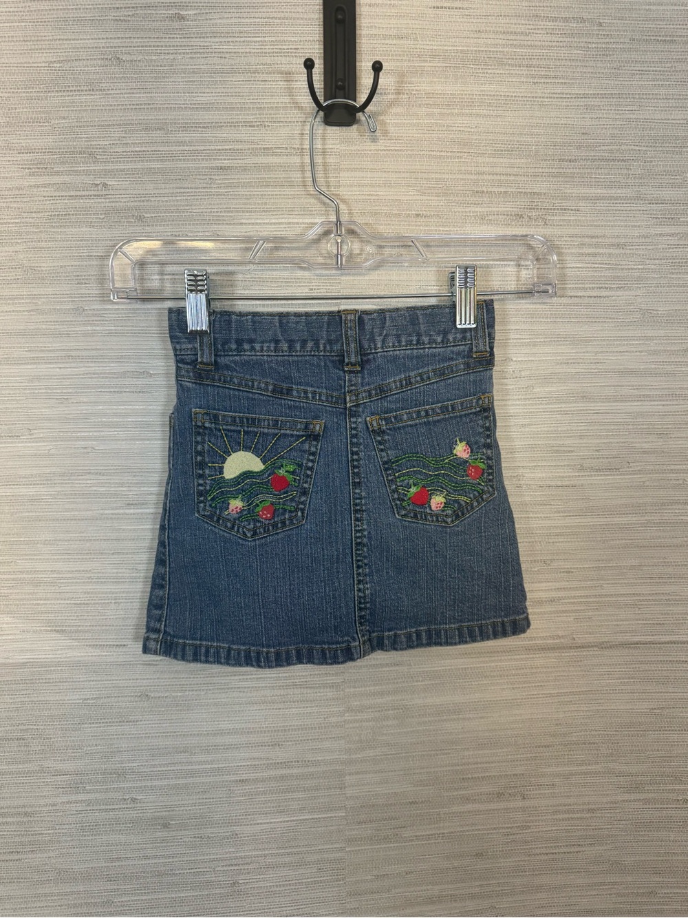 Girl’s Gymboree Strawberry Embroidered Denim Skirt Size 5 Slim